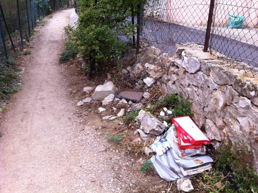 cartons de pizzas abandonnés