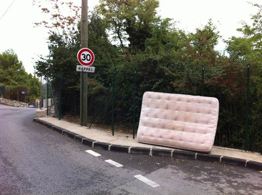 matelas à l'abandon dans la ville